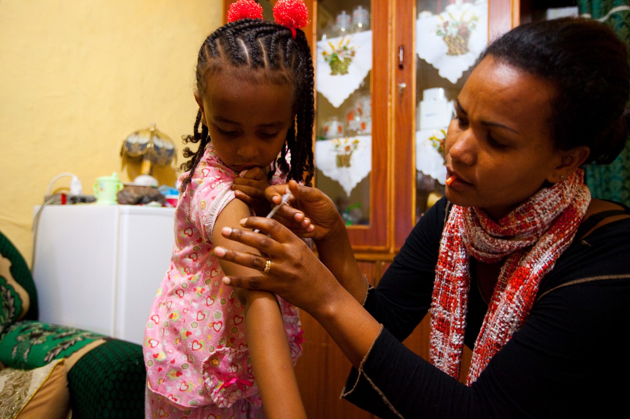 Saba Samuel ir jo motina. Saba gyvena Etiopijoje ir serga 1 tipo diabetu.